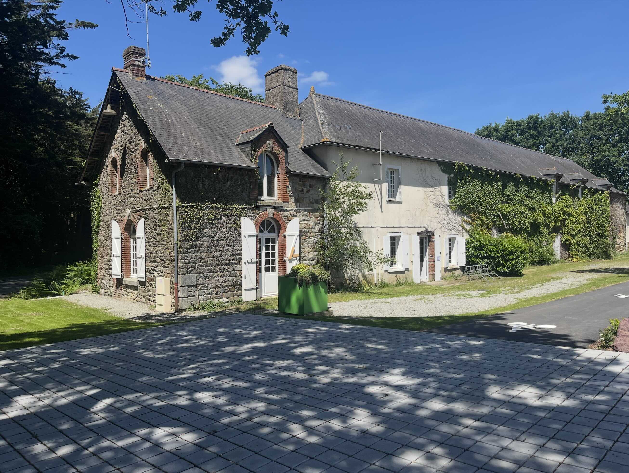 Photo du batiment de la maison des associations de thorigné fouillard
