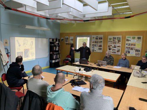 photo d'une salle de réunion avec un présentateur qui présente le fonctionnement d'un grille pain'